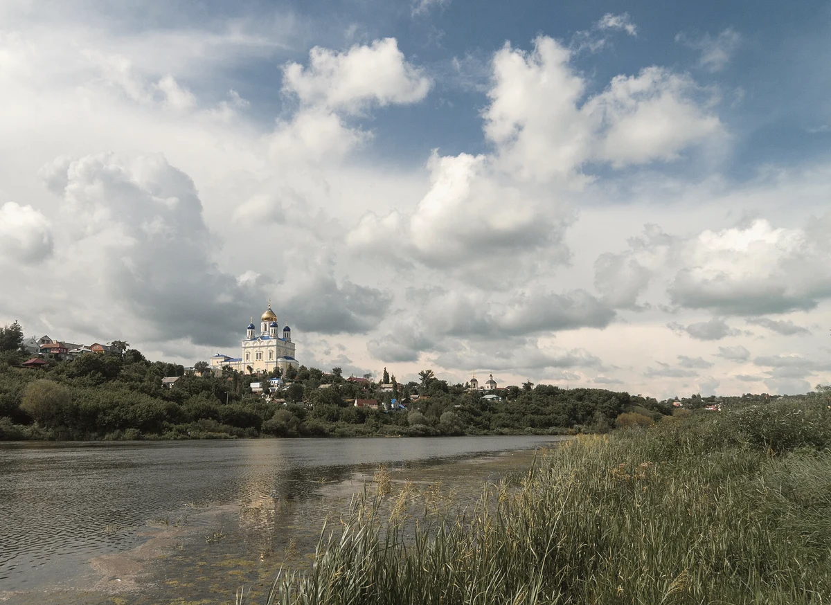 Вознесенский собор на высоком берегу Быстрой Сосны в Ельце, 2014 год